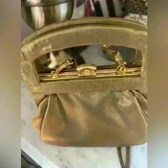 Gold Sateen ladies bag. Snap closure long removable strap. - Picture 4 of 8